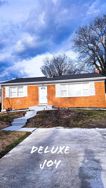 Class home near Washington DC FedEx Stadium and UMD Images_2