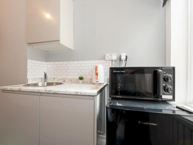 1 bed Studio Flat Charlton Station 2min walk Pass The Keys Images_3