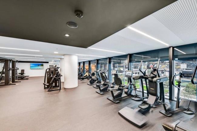 11D Stunning water and skyline view 2 Bedroom Apt with Free parking Images_5