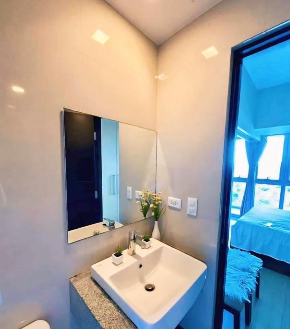 Uptown Parksuite Tower 2 BGC with Balcony Images_3