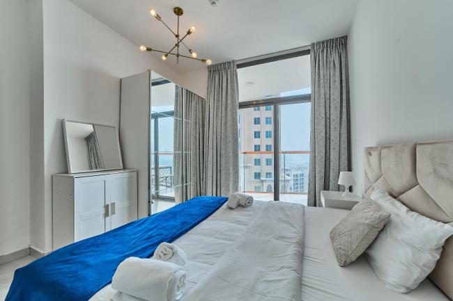 2BR with Huge Balcony, Jacuzzi & Burj Khalifa View Images_2