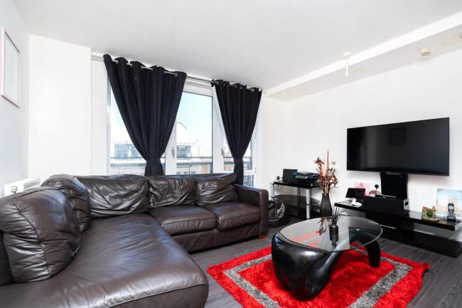 Charming 1BR Flat with Neighborhood Views Images_2