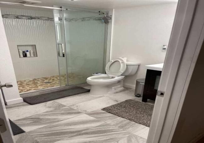 Private room in large house Images_2