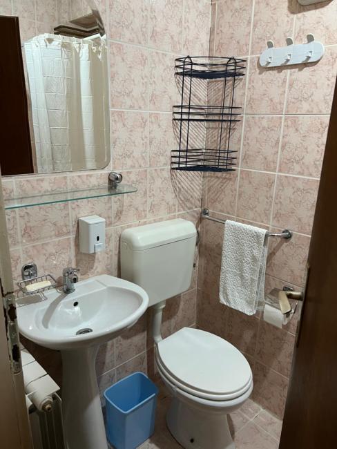 Charming Studio apt with parking Images_2