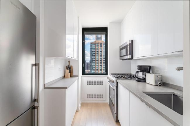 Modern Room in Shared Apartment with a View Images_3