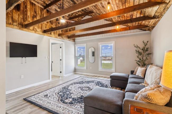 Spacious Home with Game Room - 9 mins from Cedar Point Images_4