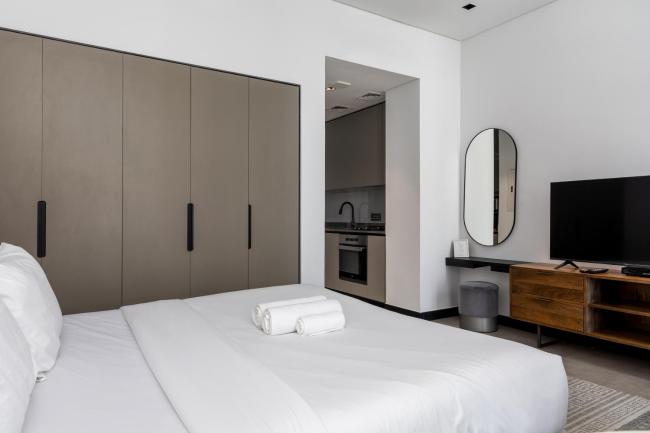 Waves - Stylish 13th-Floor Studio with Top-Notch Amenities Images_5