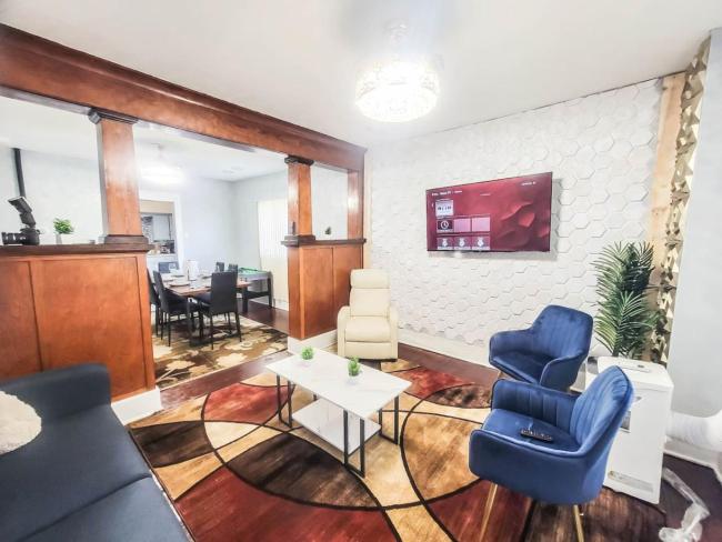 10 Mins to Airport Apt with King Beds Images