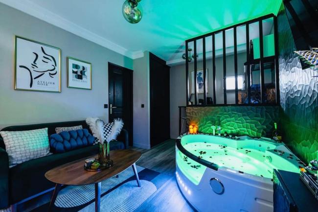 Jacuzzi Deluxe - Penthouse Images_1