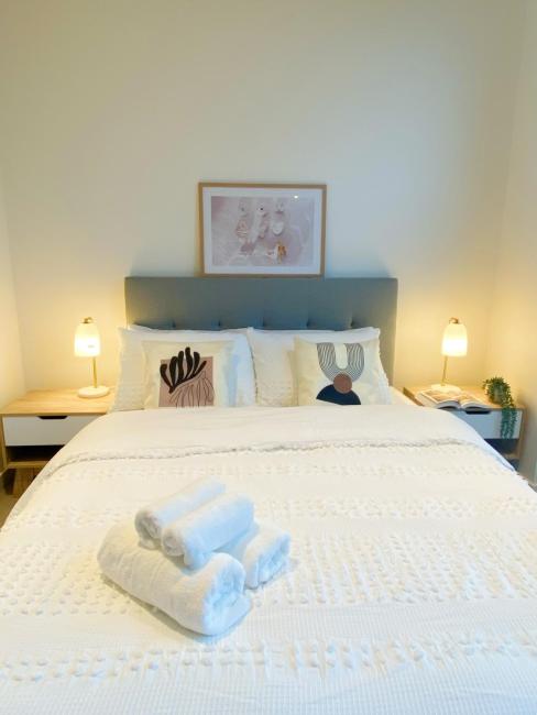 Homelike 2B Apt Next to Grand Prix with Free Parking Images_2