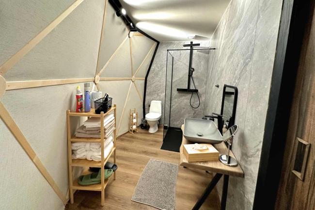 Glamping tent between two streams Images_5