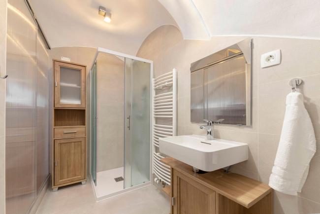 By the walnut tree Images_2