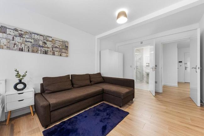 Spacious Sleep 14 - 1 min from Tooting Station MR3 Images_5