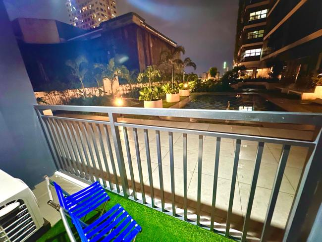 Luxury Condo with balcony on amenity floor, easy access to pool, Sky Garden, Working Lounge and Gym in Makati 7F Images_3