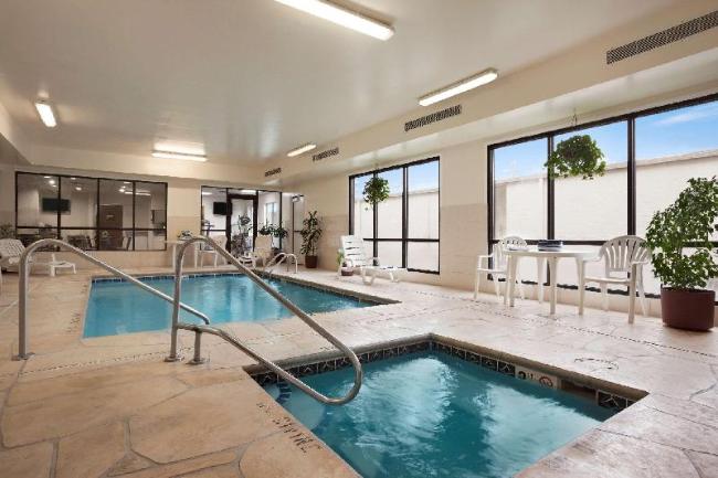 Super 8 by Wyndham Aurora/Naperville Area Images_3